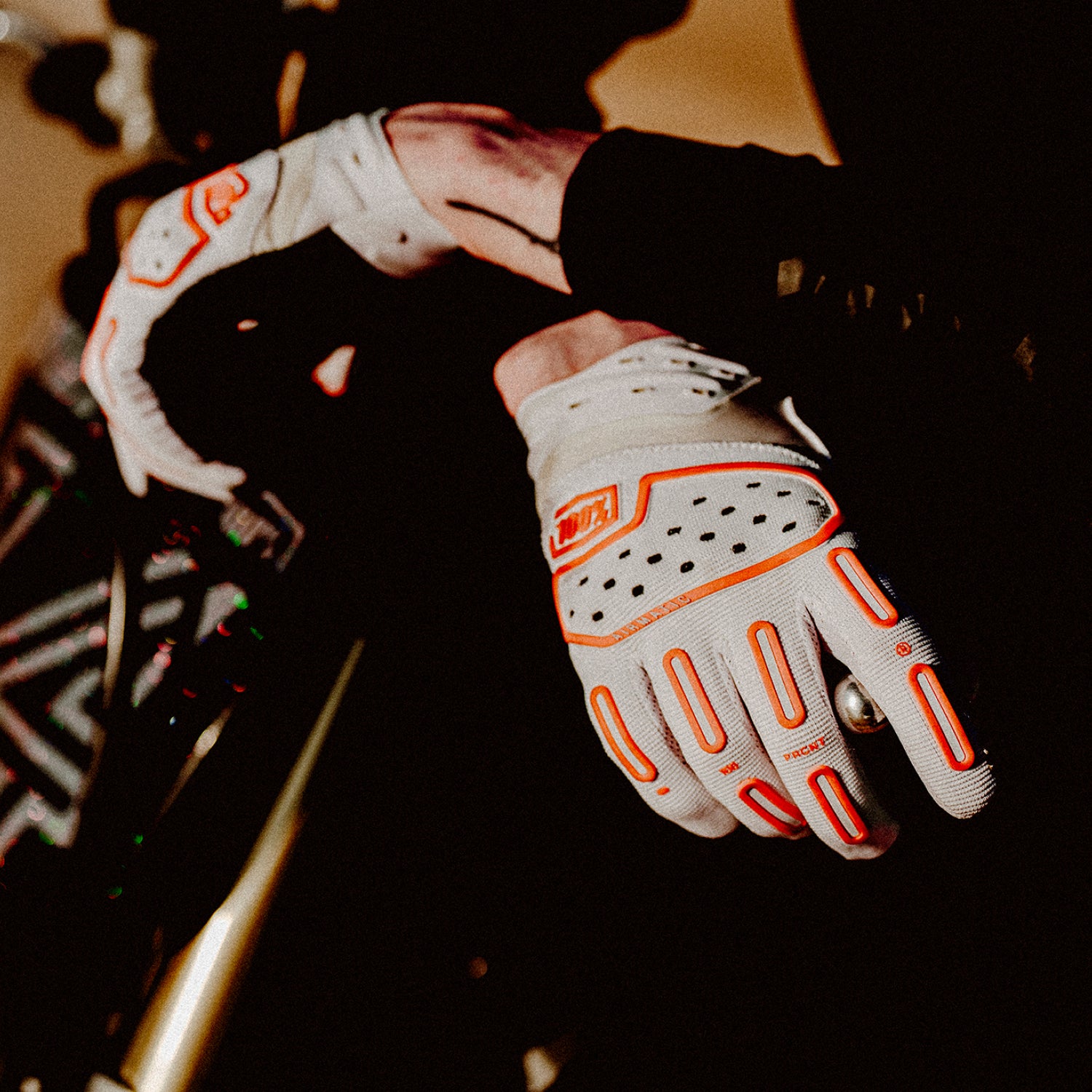 AIRMATIC 2 Gloves White/Orange - Secondary