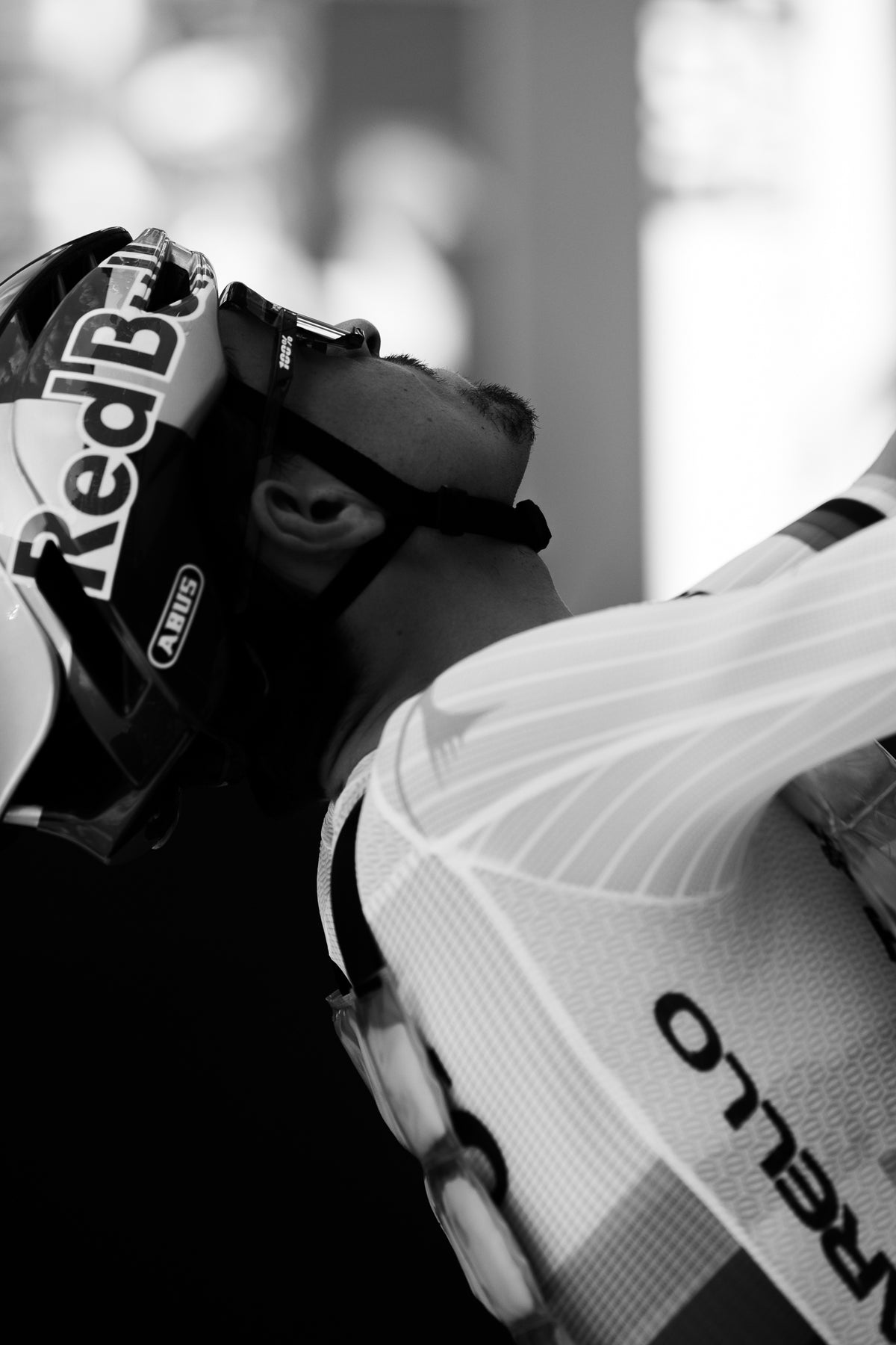 A Black & White Tom Pidcock wearing his Slendale® model during a Mountain-Biking Race